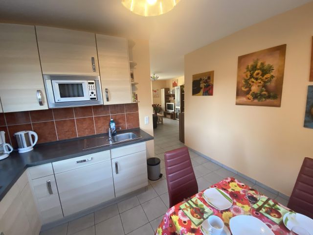 oase-1w16 blick von küche in wohnzimmer ferienwohnung eg