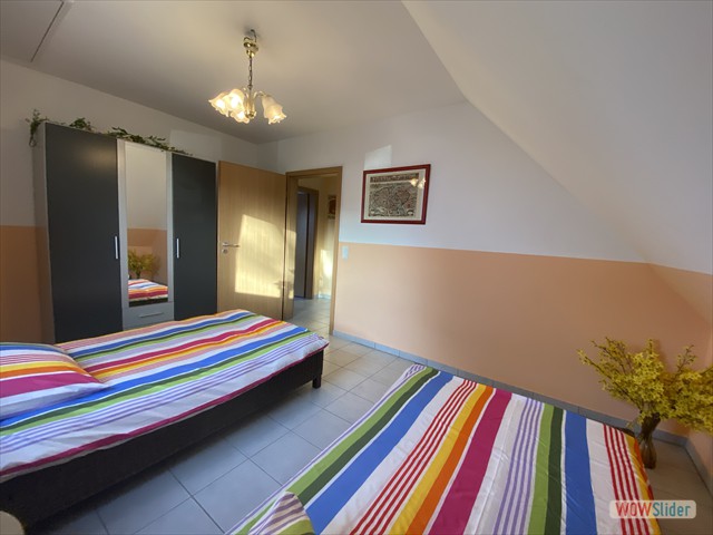 oase-2w03 kleines schlafzimmer mit zwei einzelbetten